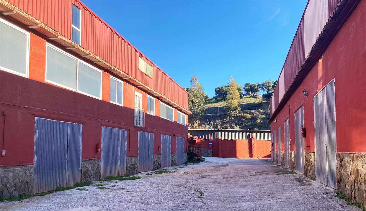 Pasillo de trasteros en Servinaca Self Storage